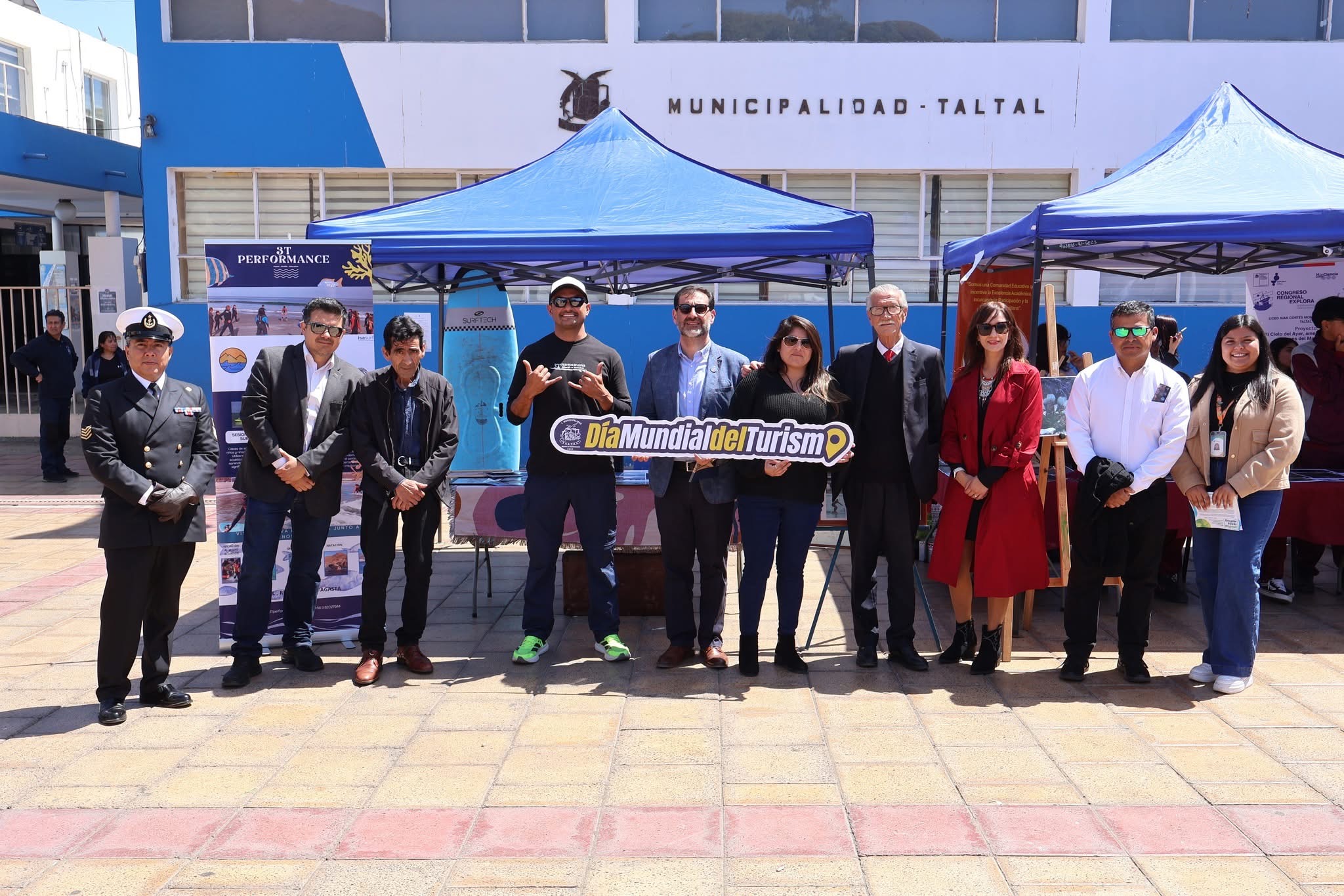 Autoridades y representantes de Taltal posan frente al municipio durante la celebración del Día Mundial del Turismo 2025.