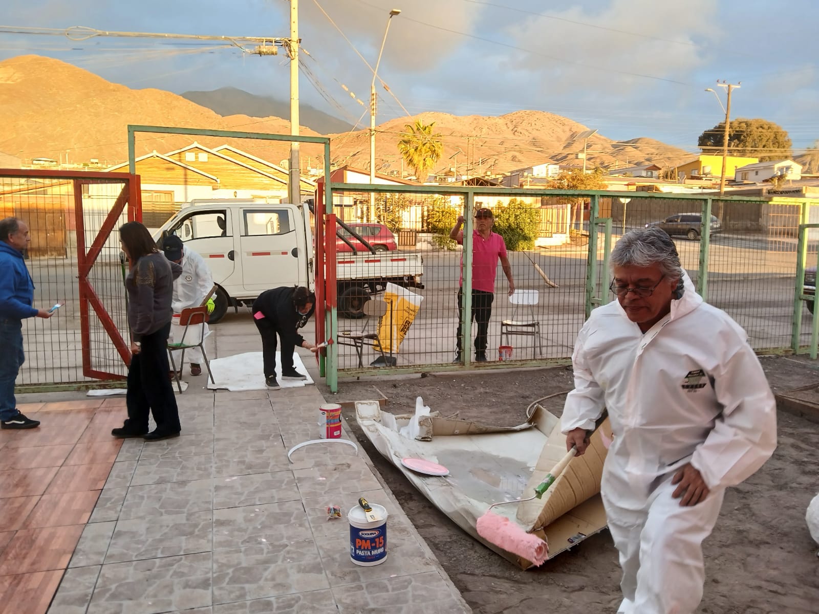 Voluntarios pintan el cerco y el portón de la sede de la JV N°2.