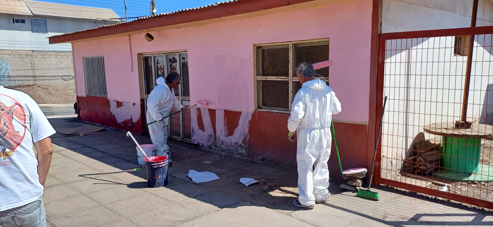 Vecinos pintan policínico de la Sede de la Junta Vecinal Eduardo Godoy Barrera.