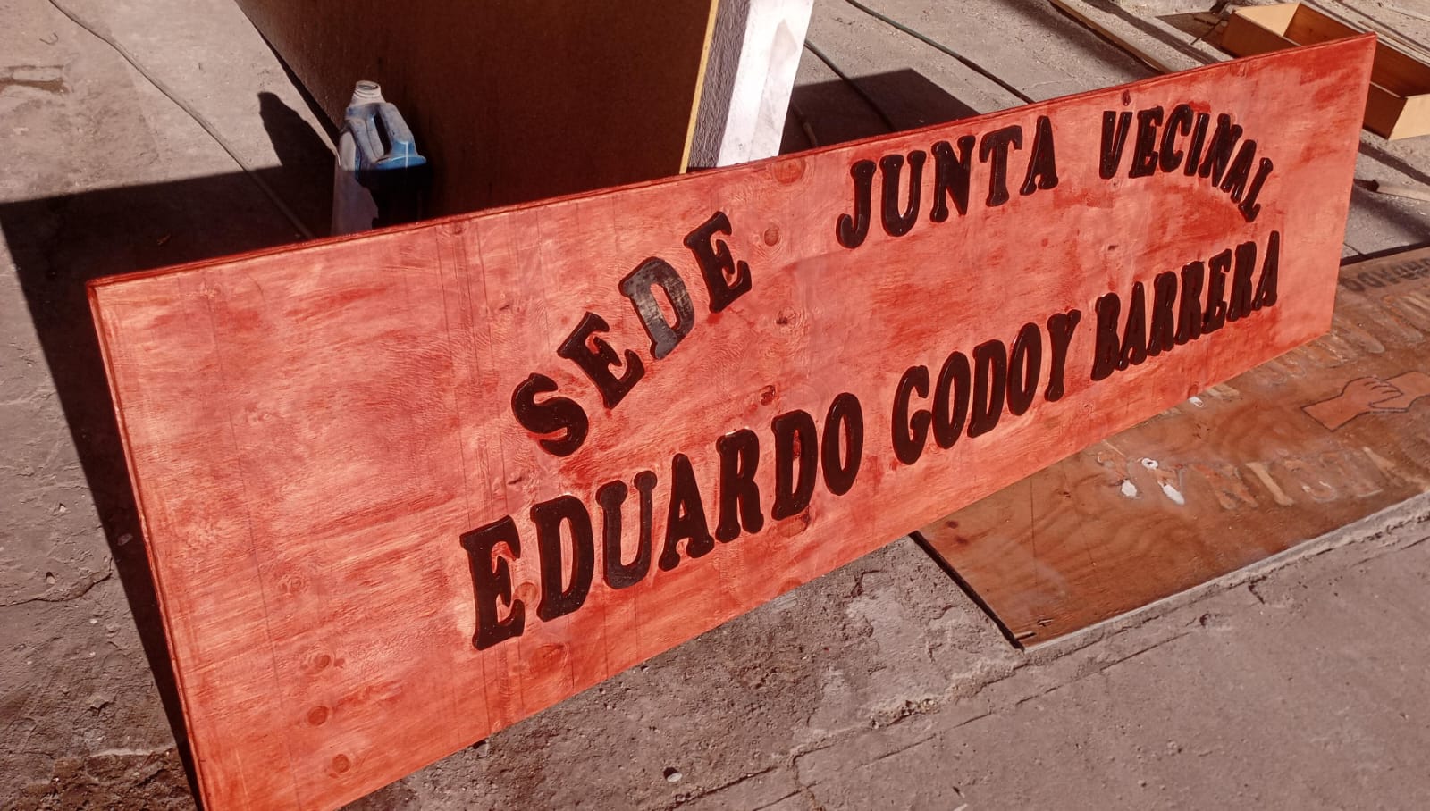 Letrero ‘Sede Junta Vecinal Eduardo Godoy Barrera’ recién pintado