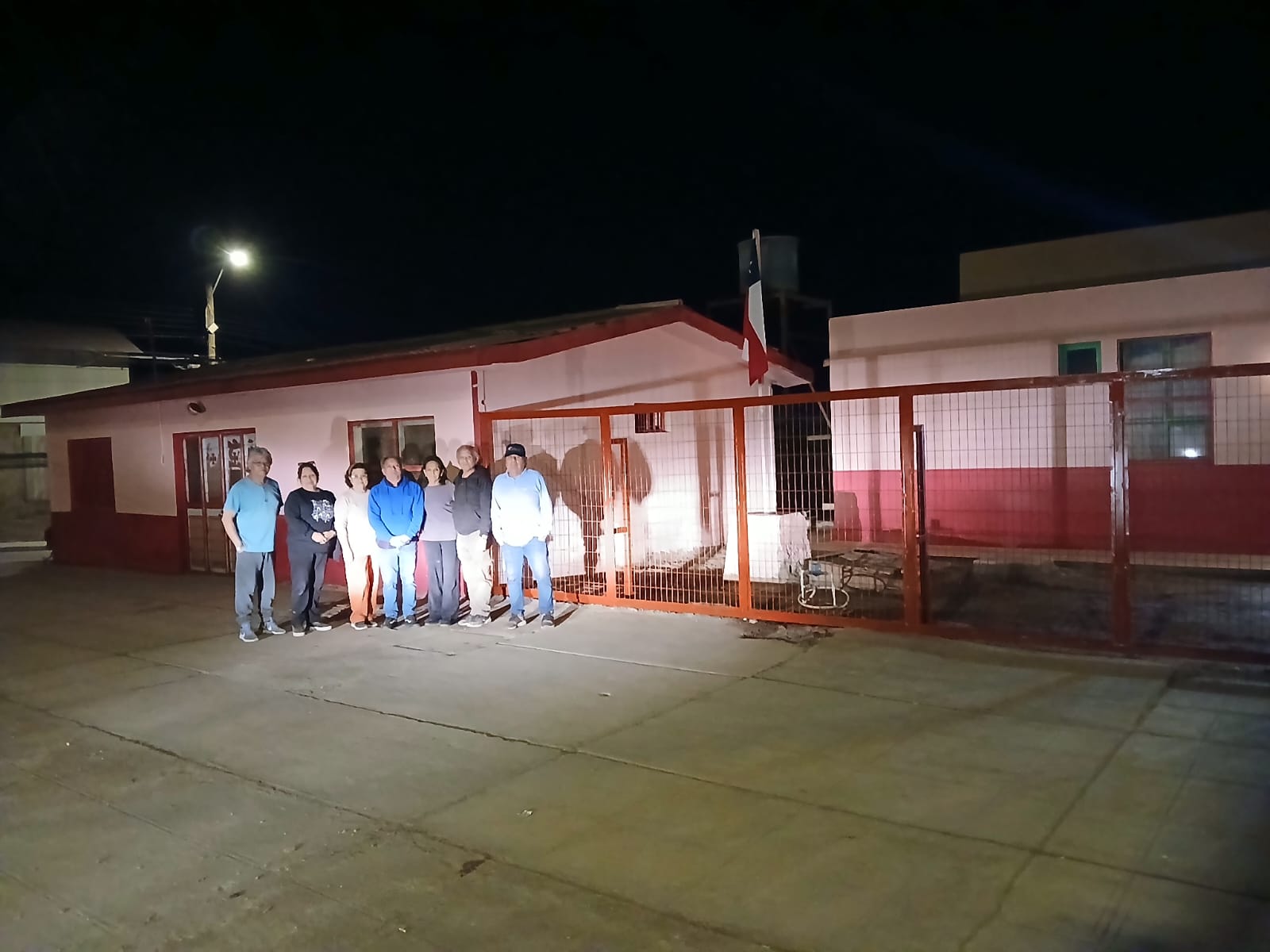 Grupo de vecinos en la entrada de la sede de la JV N°2 durante la reactivación.