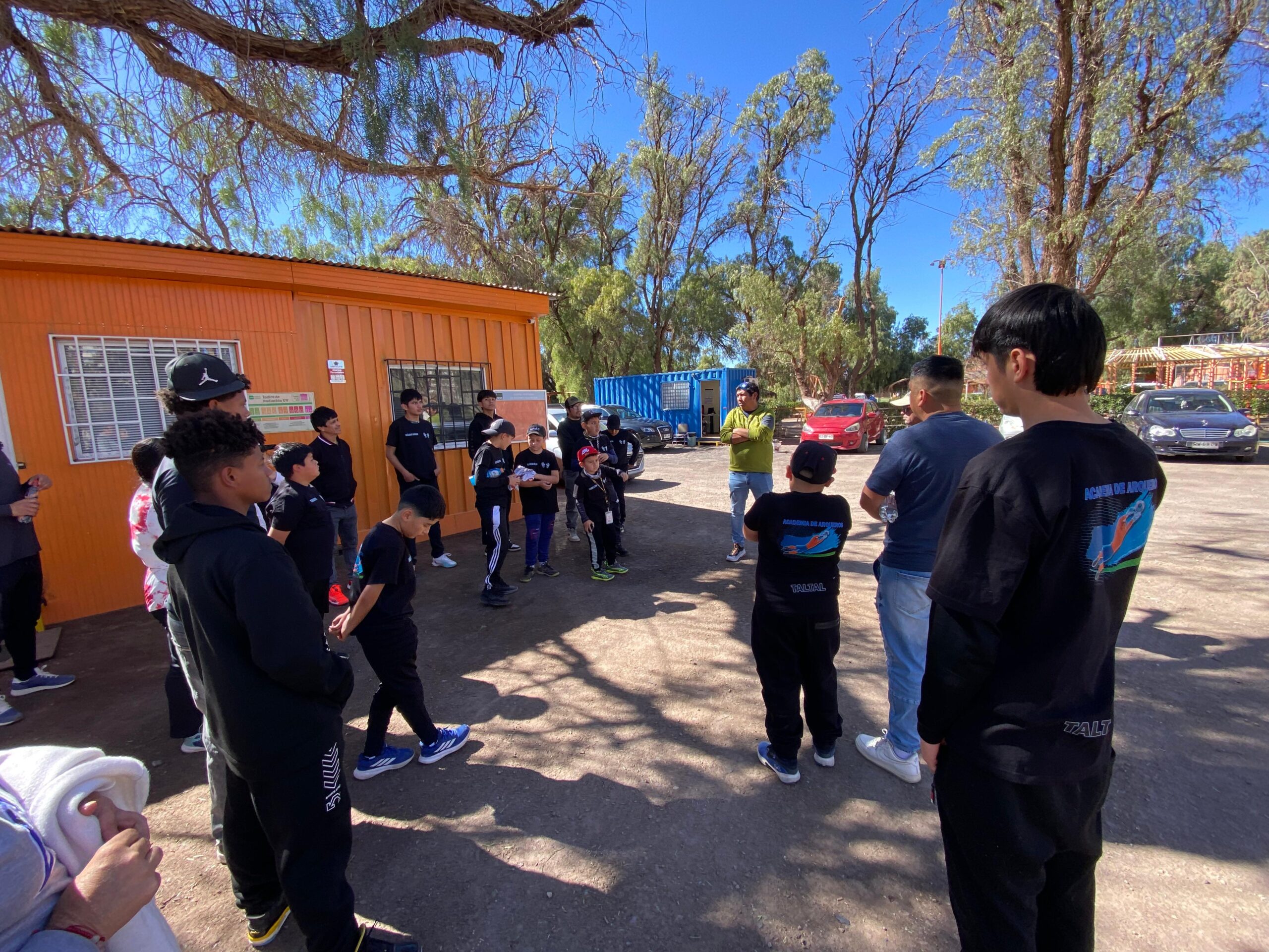Integrantes de la Academia de Arqueros de Taltal reciben indicaciones en Calama antes de ingresar al entrenamiento de Cobreloa.”