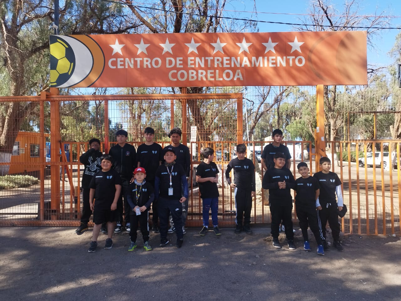 Grupo de jugadores de la Academia de Arqueros de Taltal en la entrada del Centro de Entrenamiento de Cobreloa en Calama.