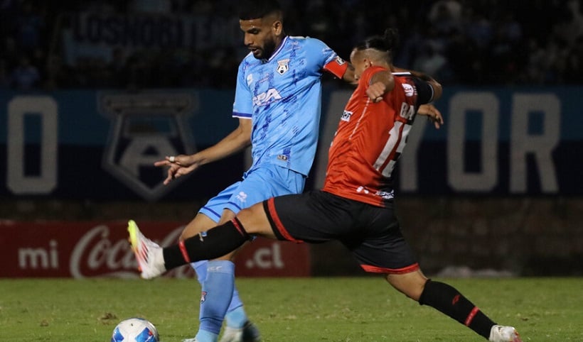 Gustavo Gotti marca un golazo de chilena para empatar el partido ante Copiapó.