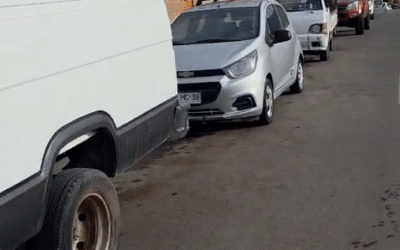 #VIDEO | Denuncia ciudadana: robo de combustible desde un furgón en calle René Schneider