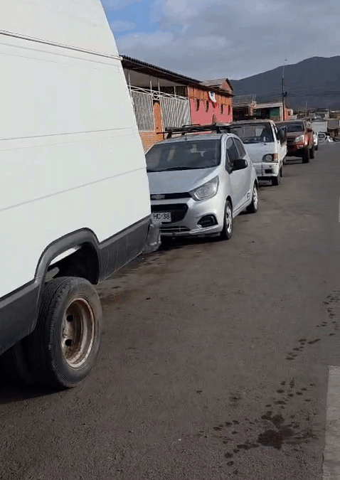#VIDEO | Denuncia ciudadana: robo de combustible desde un furgón en calle René Schneider