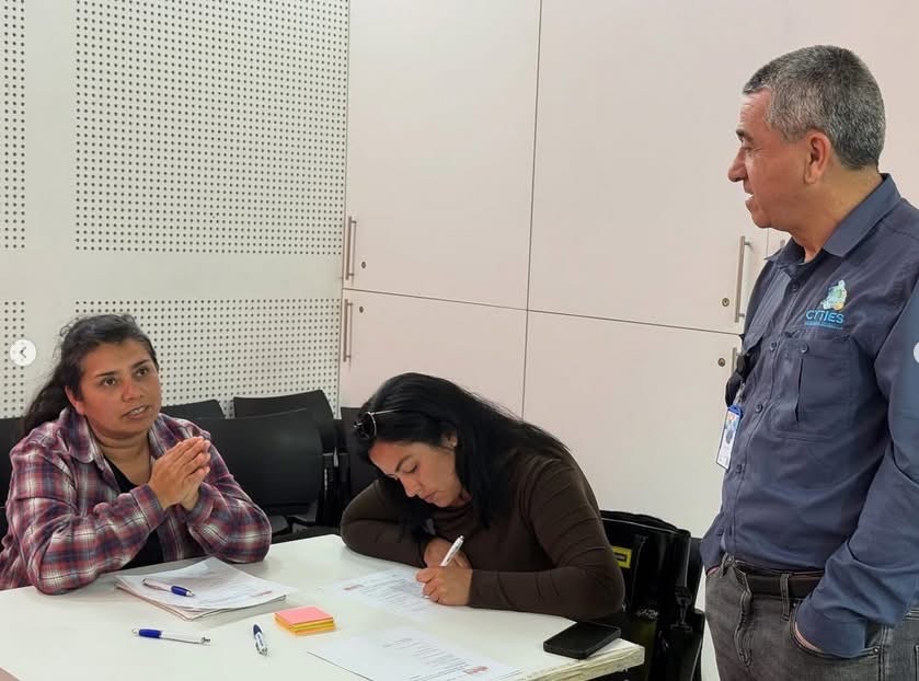 Participantes del taller dialogan con el expositor sobre estrategias de turismo local y sustentabilidad.