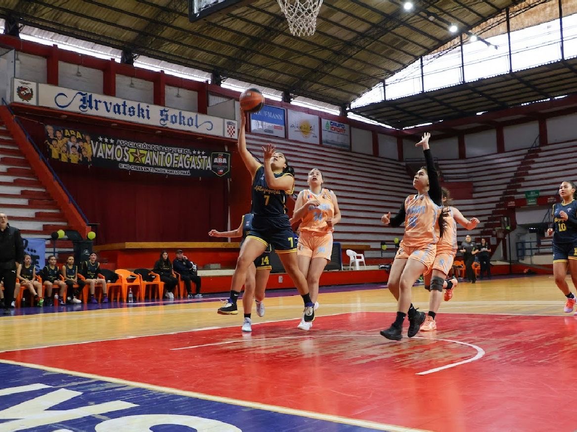 Estudiantes y vecinos de Taltal participando en la jornada de limpieza de playas 2025, organizada por la municipalidad junto a instituciones públicas y privadas.