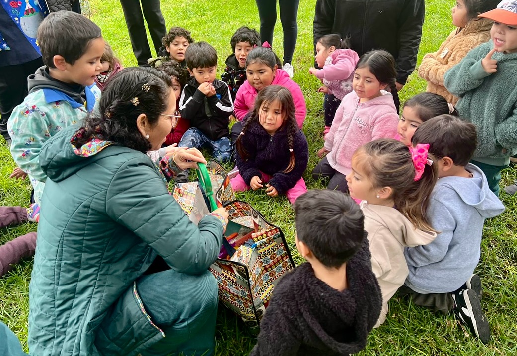Estudiantes y vecinos de Taltal participando en la jornada de limpieza de playas 2025, organizada por la municipalidad junto a instituciones públicas y privadas.