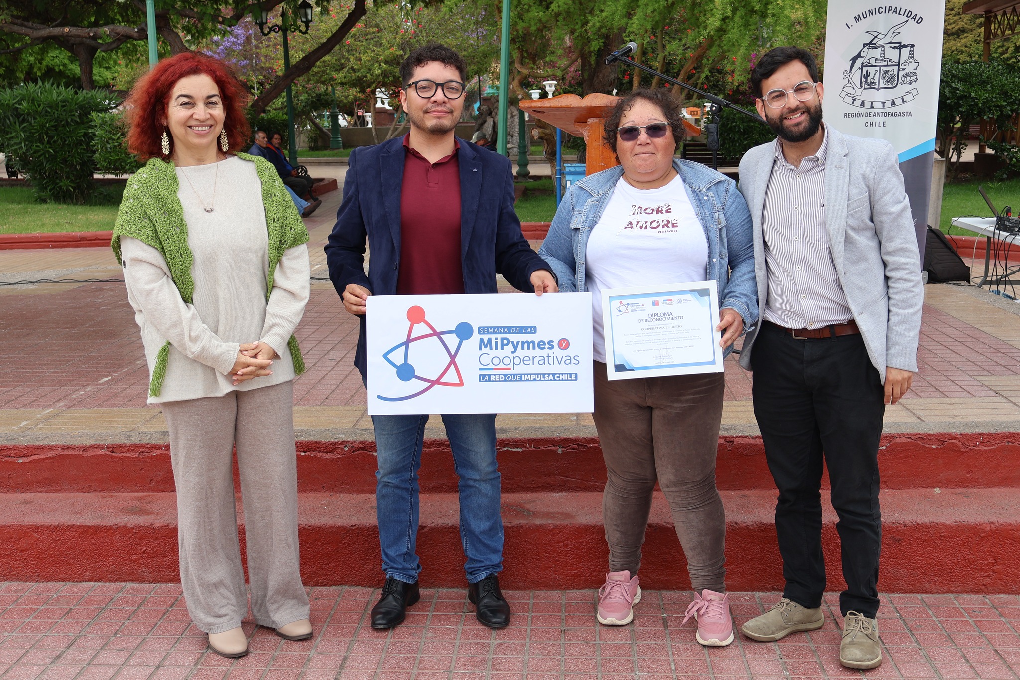 Representantes de la Cooperativa El Hueso reciben reconocimiento por su aporte al desarrollo productivo local en Taltal.