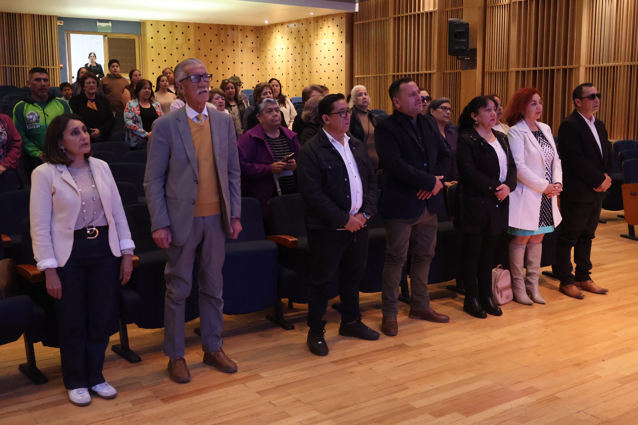 Autoridades y comunidad durante la ceremonia de subvenciones municipales en Taltal.