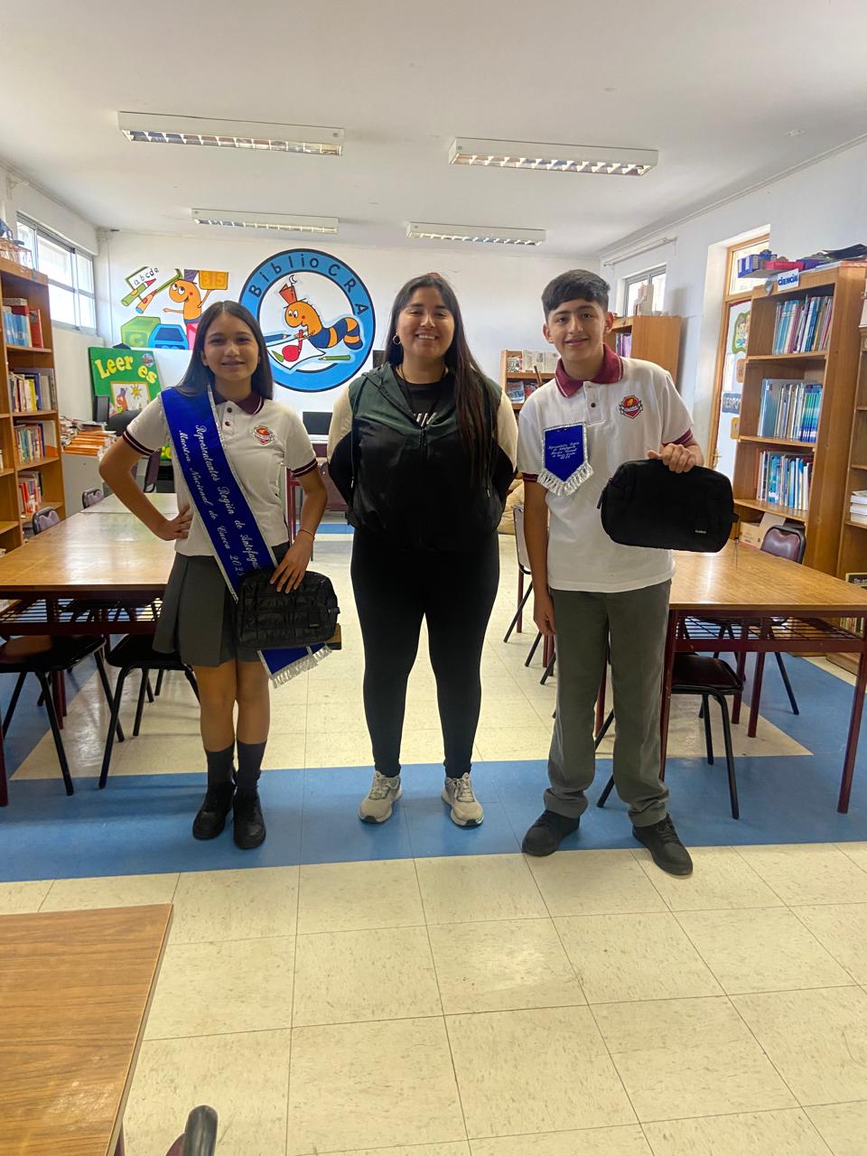 Estudiantes y vecinos de Taltal participando en la jornada de limpieza de playas 2025, organizada por la municipalidad junto a instituciones públicas y privadas.