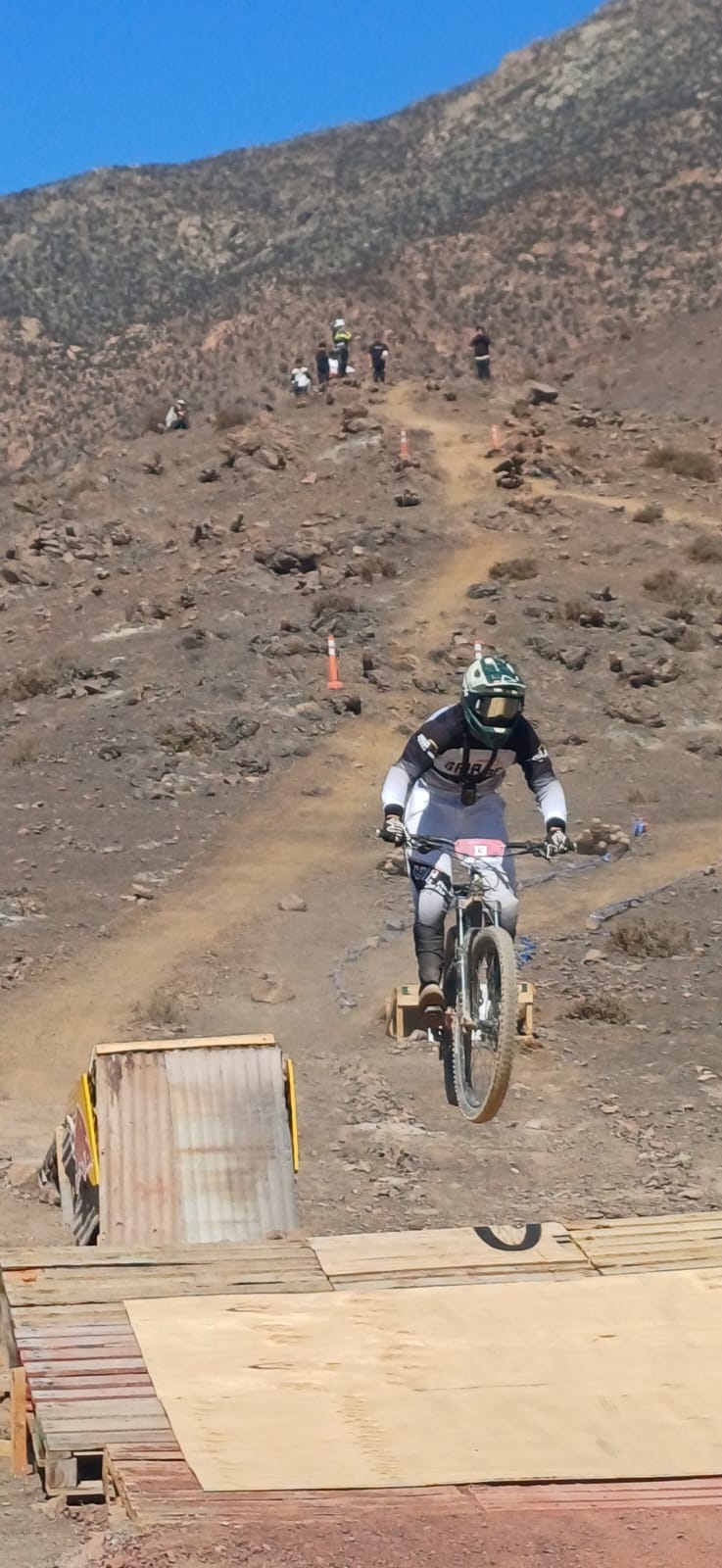 Ciclista taltalino salta una rampa en plena competencia de Downhill durante la sexta fecha del Campeonato Zonal Norte 2025 en Taltal.
