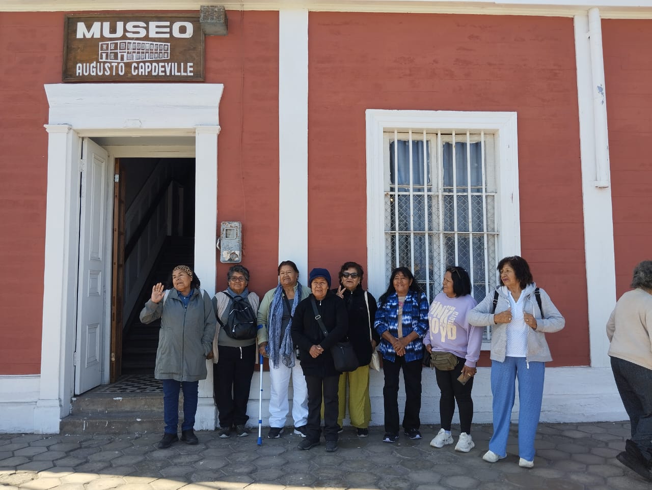 Grupo de adultos mayores del programa Vacaciones Sernatur frente al Museo Augusto Capdeville de Taltal.