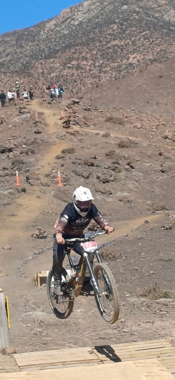 Equipo taltalino de downhill posa con trofeos tras su destacada participación en el Campeonato Zonal Norte.