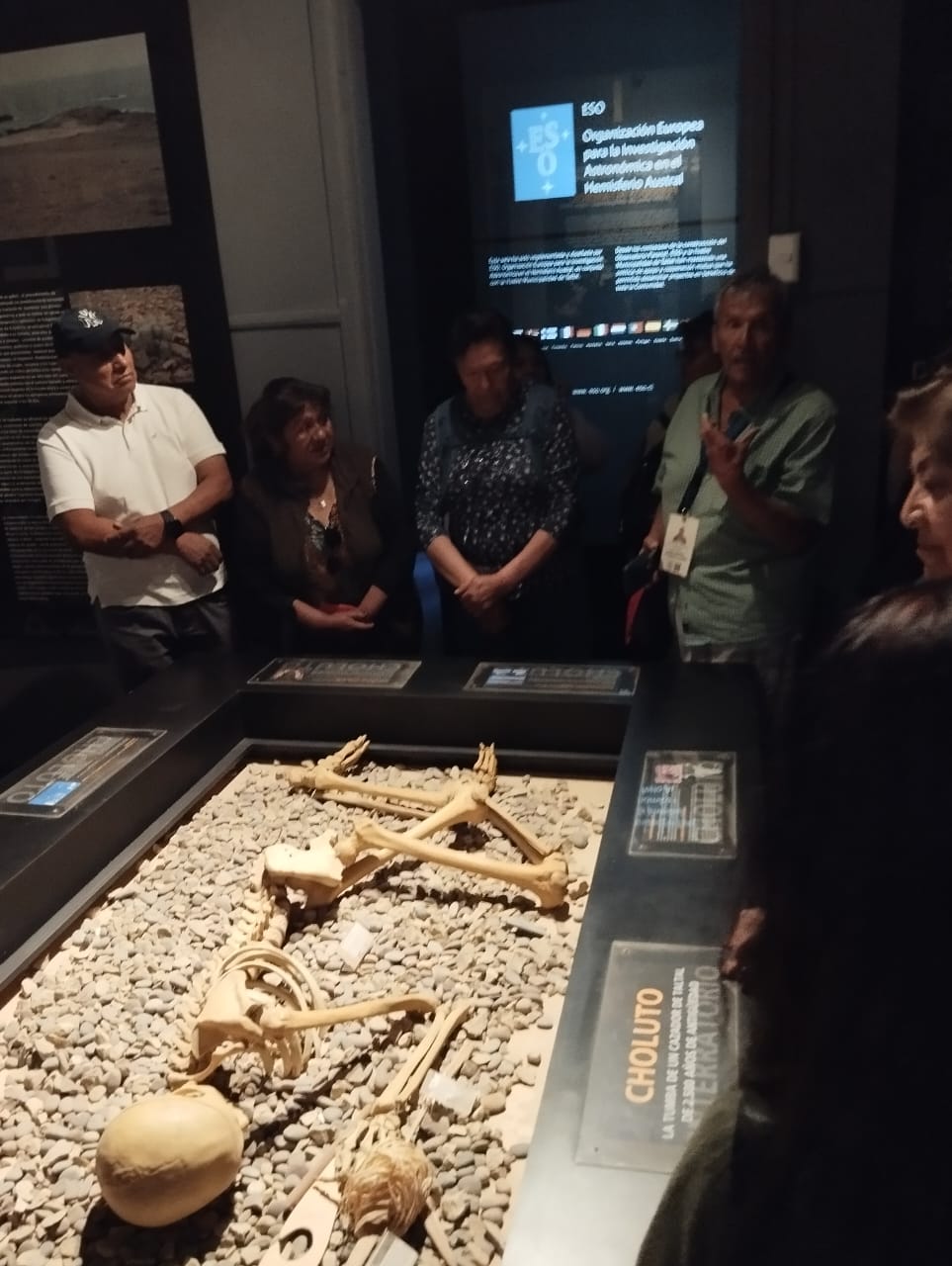 Visitantes observan exposición del pueblo Chango en el Museo de Taltal.
