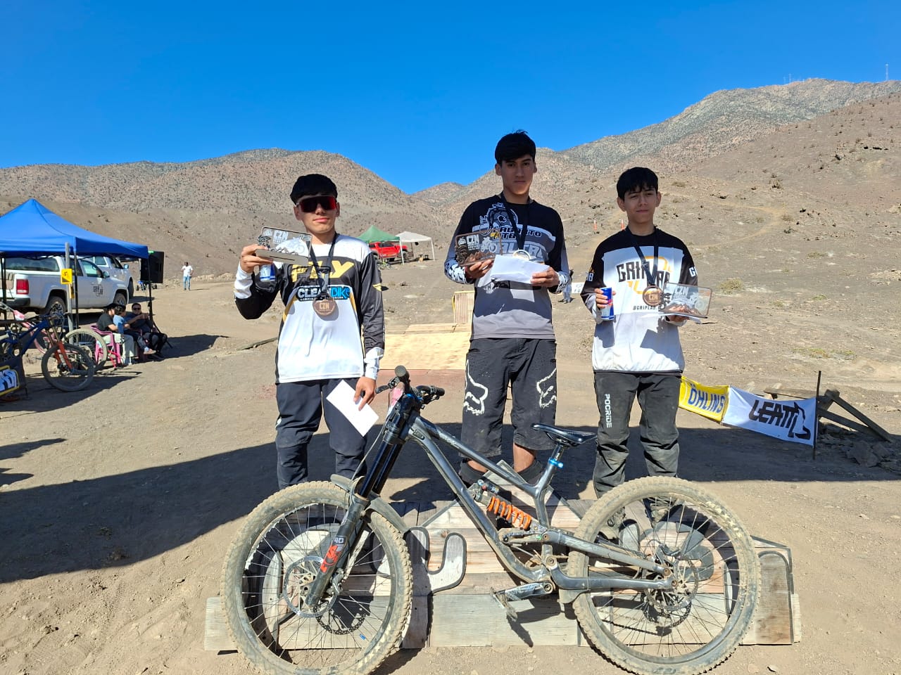 Jóvenes riders taltalinos celebran en el podio junior del Downhill Zonal Norte con medallas y diplomas.