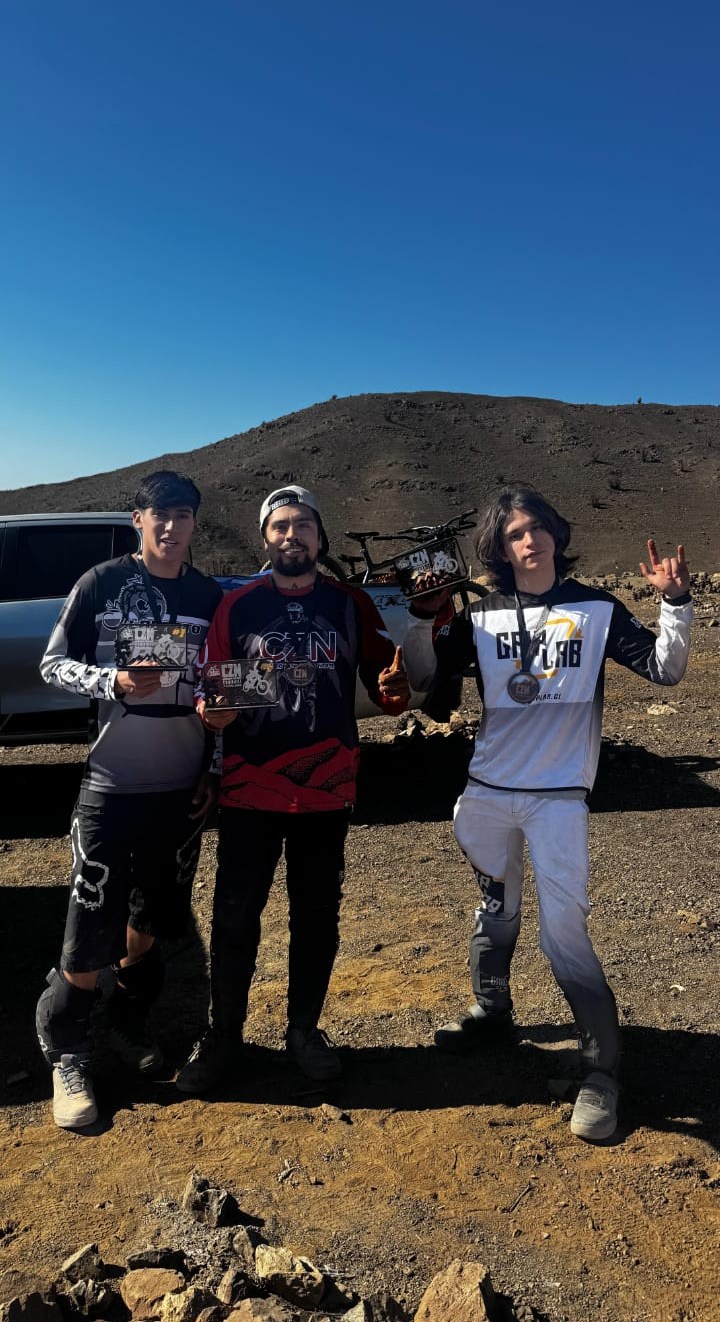 Equipo taltalino de downhill posa con trofeos tras su destacada participación en el Campeonato Zonal Norte.
