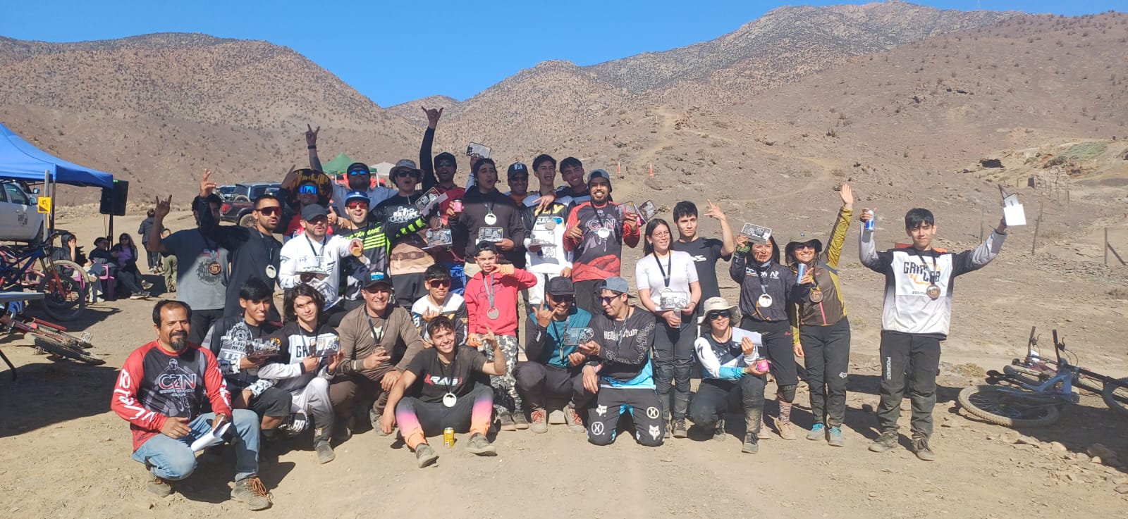 Estudiantes y vecinos de Taltal participando en la jornada de limpieza de playas 2025, organizada por la municipalidad junto a instituciones públicas y privadas.