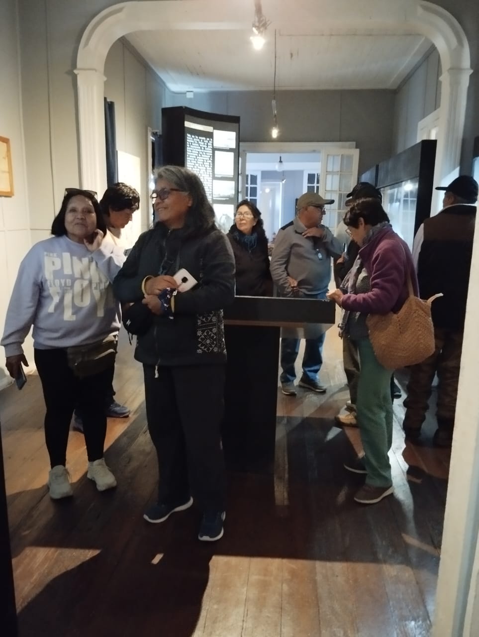 Adultos mayores recorren las salas del Museo Municipal durante visita guiada.