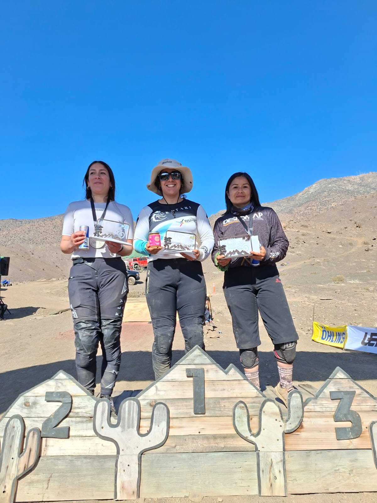 Podio femenino del Downhill Zonal Norte en Taltal con las tres mejores corredoras del certamen 2025.