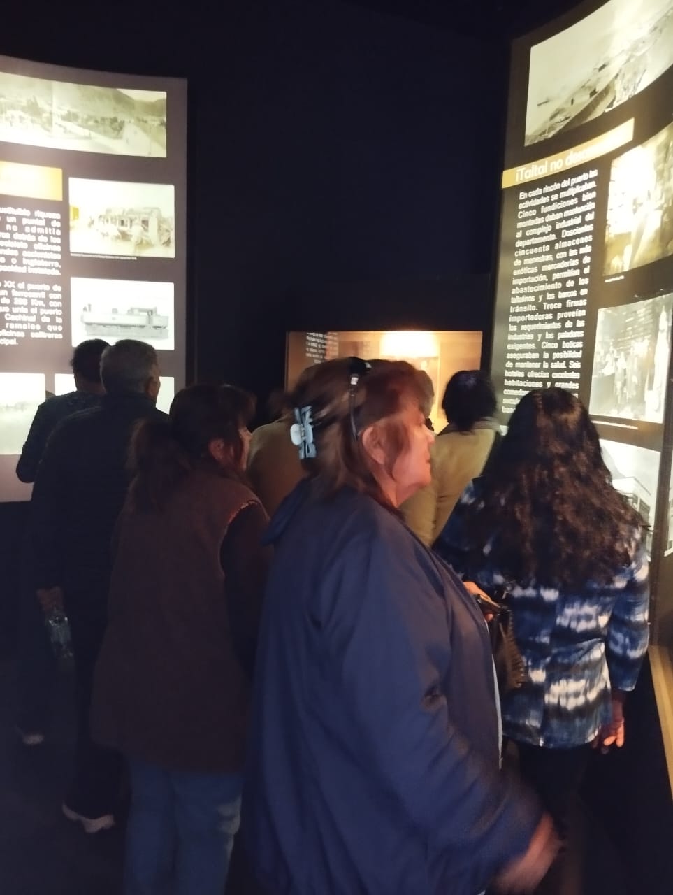 Grupo observa piezas arqueológicas y embarcaciones tradicionales en el Museo de Taltal.