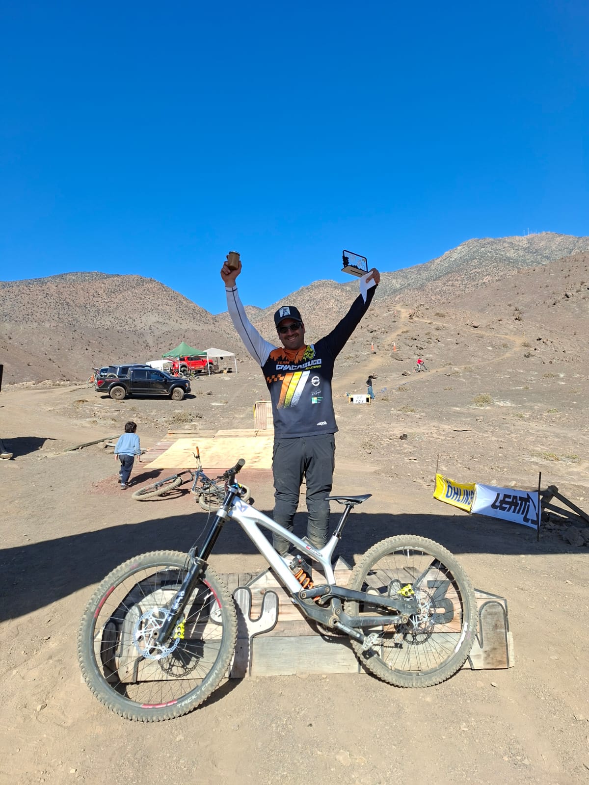 Corredor levanta su trofeo en el podio del Campeonato Zonal Norte de Downhill realizado en Taltal.