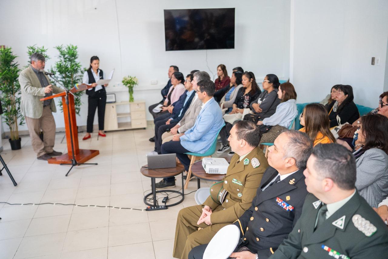 Autoridades locales y representantes institucionales durante los discursos en la inauguración del Centro de Emprendimiento Colbún en Taltal.