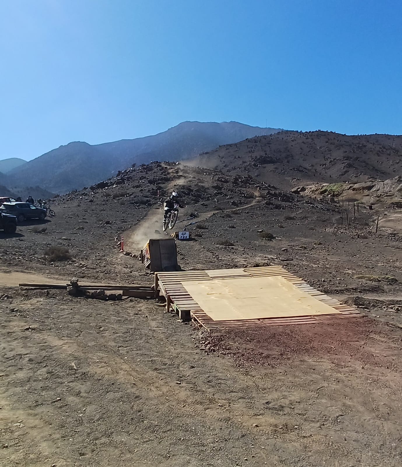 Podio de madera con forma de montañas y cactus preparado para la premiación del Downhill Zonal Norte en Taltal.