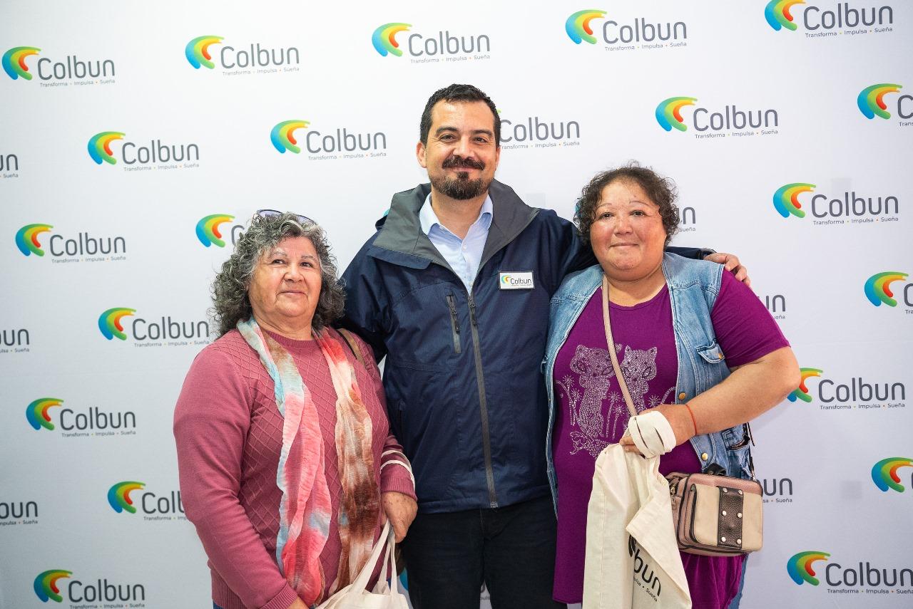 Representantes de Colbún junto a vecinas de Taltal en la ceremonia de lanzamiento del Centro de Emprendimiento.