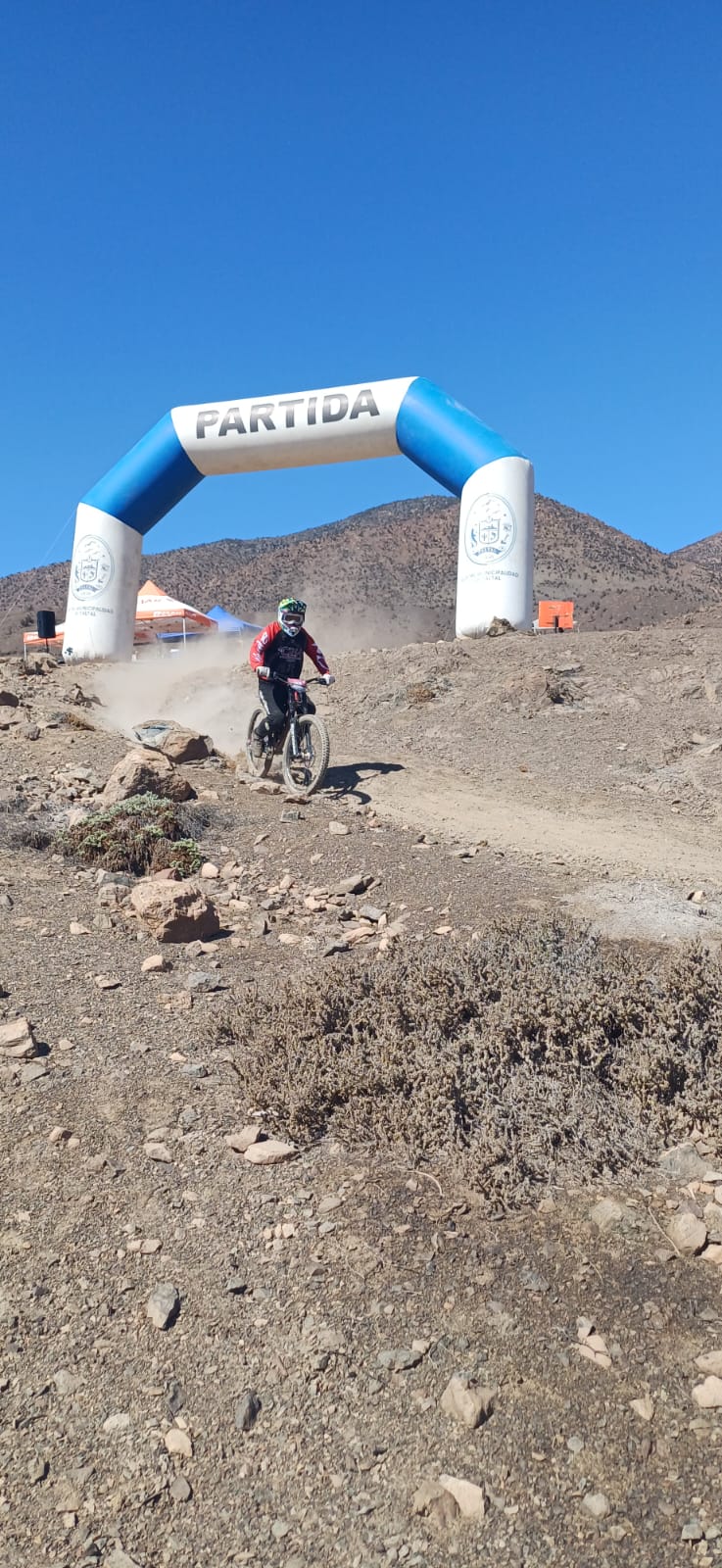 Ciclista inicia su recorrido en la pista desértica de Taltal durante la sexta fecha del campeonato de Downhill.