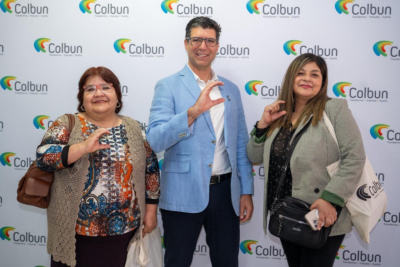 Emprendedores locales participando en la inauguración del nuevo Centro de Emprendimiento Colbún en Taltal.