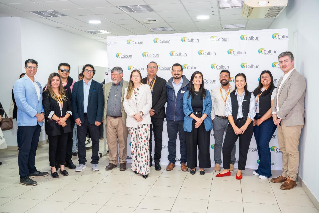 Fotografía grupal de autoridades, representantes de Colbún y comunidad taltalina en la apertura del Centro de Emprendimiento Colbún.