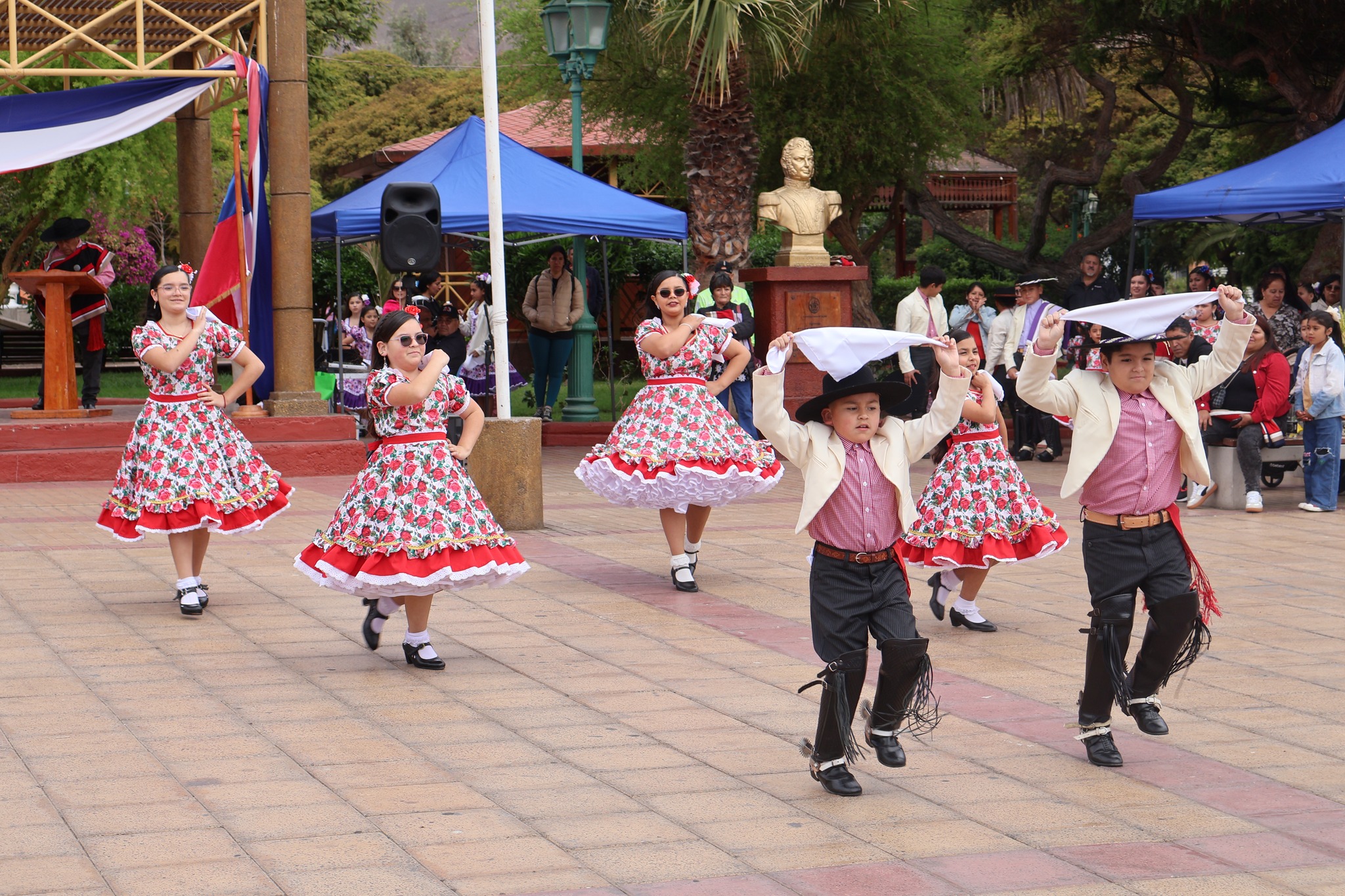 Presentación folclórica de grupo infantil en el Masivo de Cueca Ciudadana en Taltal.