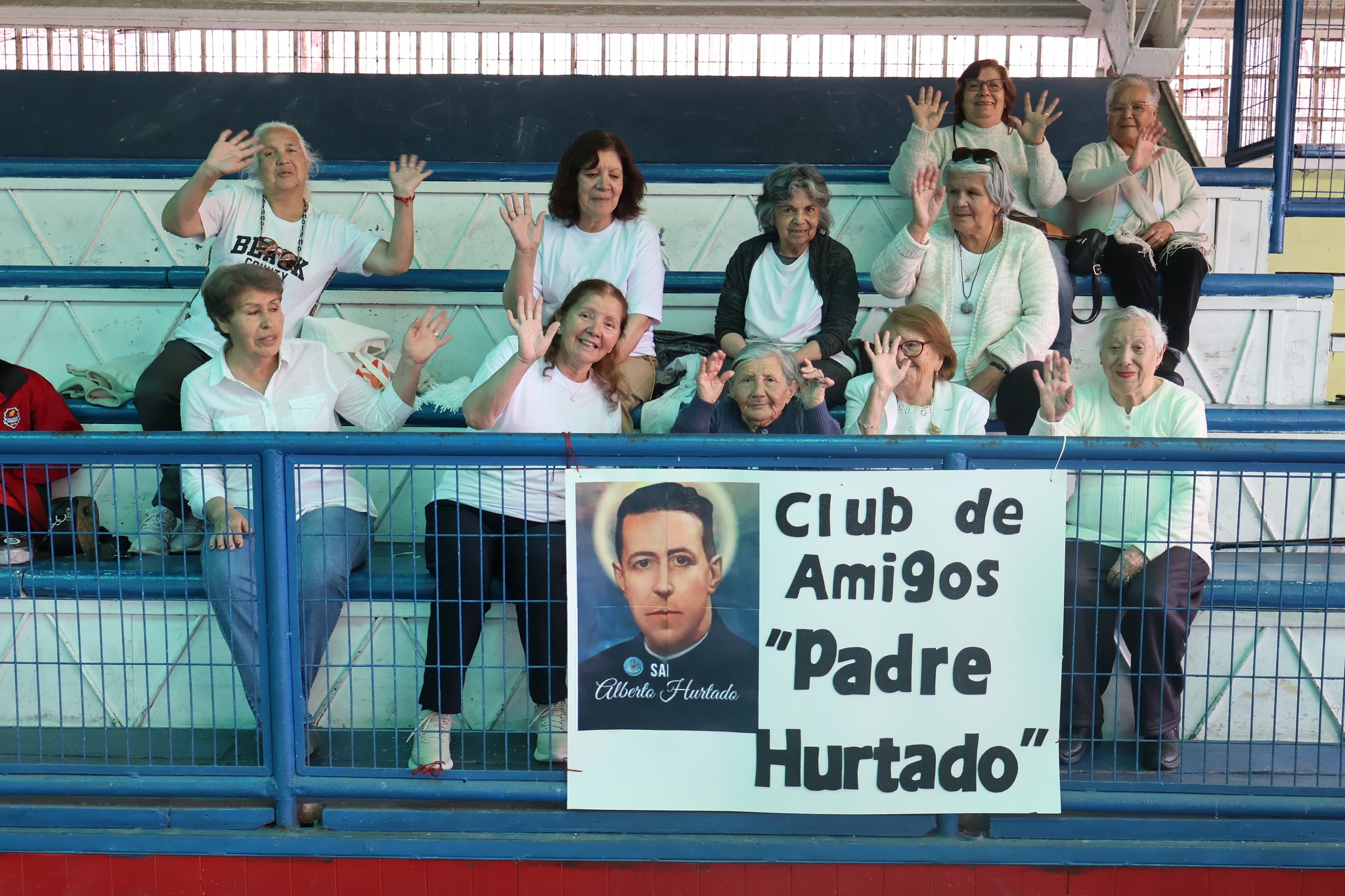 Socias y socios del Club Padre Hurtado saludando durante la celebración comunal del Mes del Adulto Mayor en Taltal.