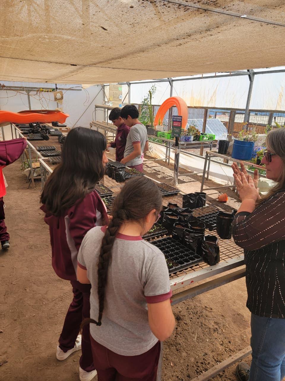 561360608_1222354859925256_3941840404475242274_n Estudiantes y vecinos de Taltal participando en la jornada de limpieza de playas 2025, organizada por la municipalidad junto a instituciones públicas y privadas.