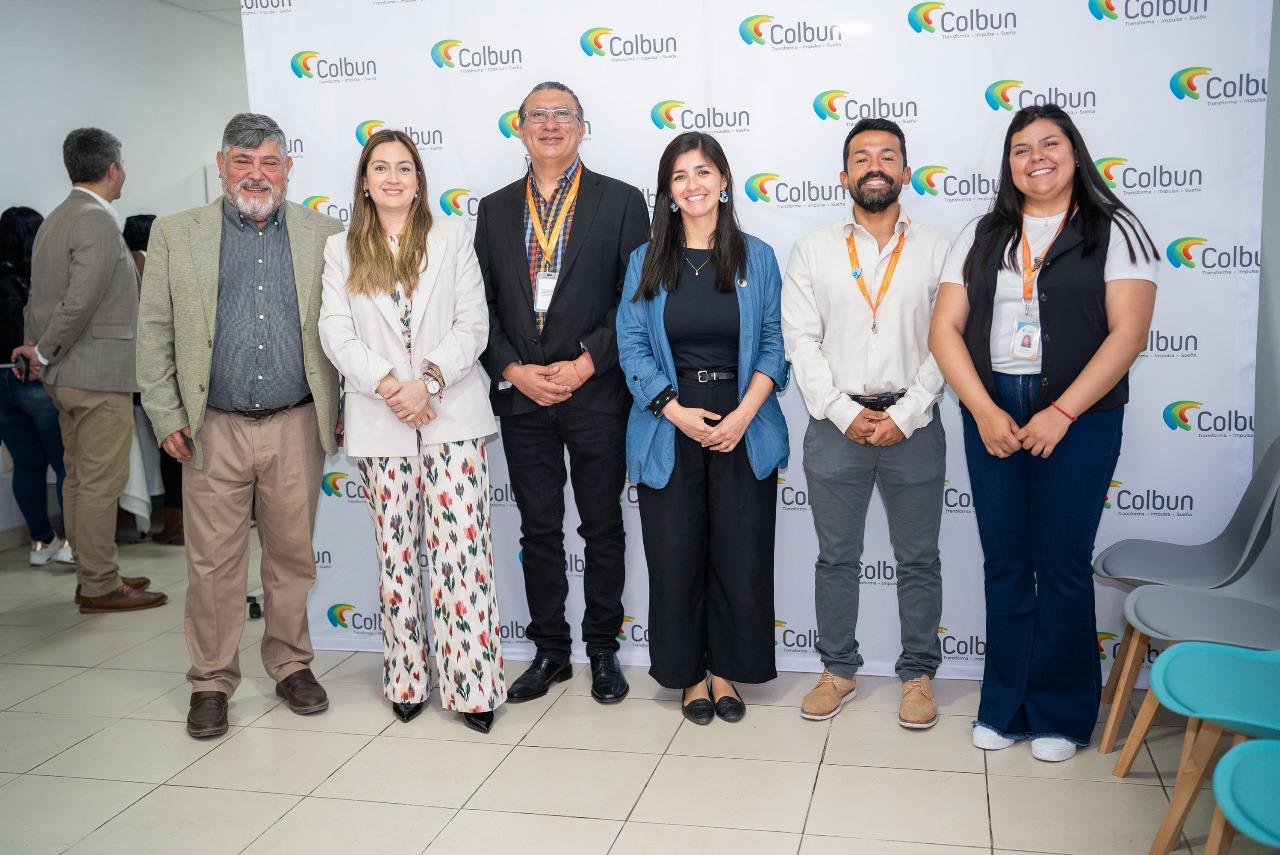 Director de DIDECO de la Municipalidad de Taltal, equipo del programa Huella Local y Colbún Taltal durante la presentación del nuevo Centro de Emprendimiento.