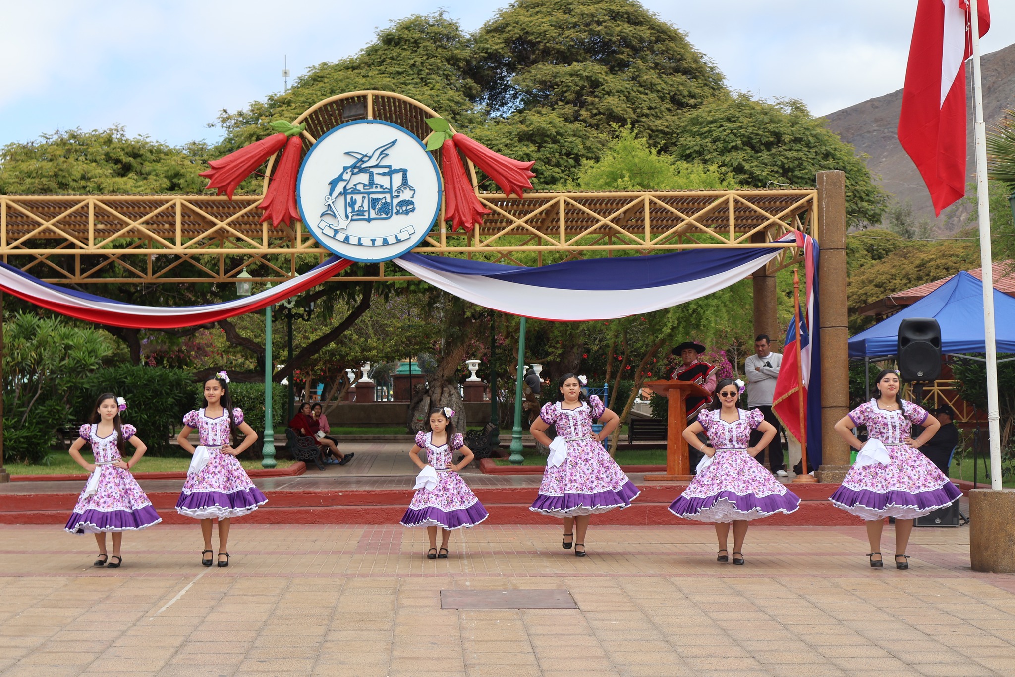 Conjunto de danza infantil en plena coreografía de cueca durante el evento comunal en Taltal.