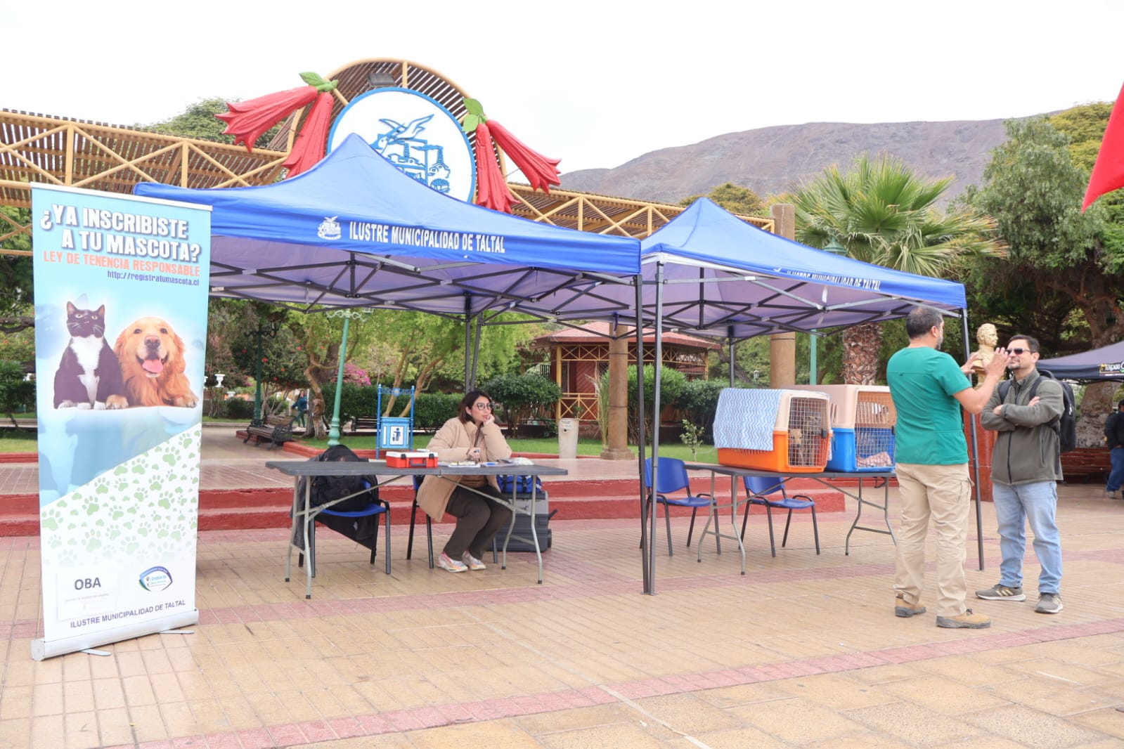 Equipo municipal de Bienestar Animal conversa con vecinos durante la jornada de adopción responsable en Plaza Prat.