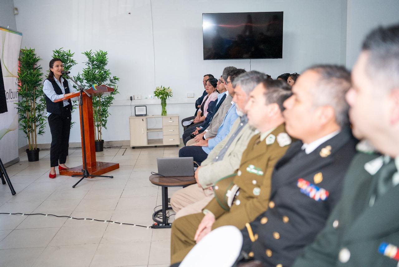 Autoridades locales, representantes de instituciones y emprendedores durante la ceremonia de inauguración del Centro de Emprendimiento Colbún en Taltal.