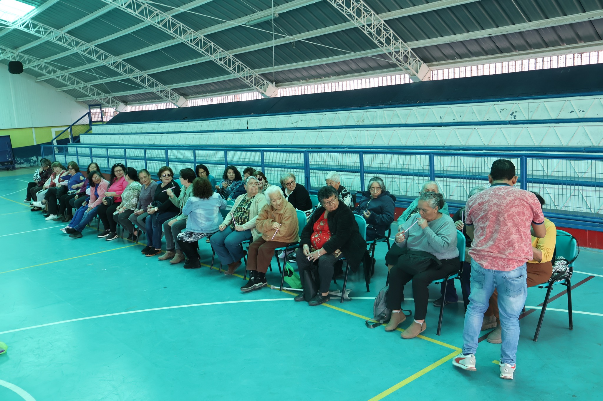 Estudiantes y vecinos de Taltal participando en la jornada de limpieza de playas 2025, organizada por la municipalidad junto a instituciones públicas y privadas.