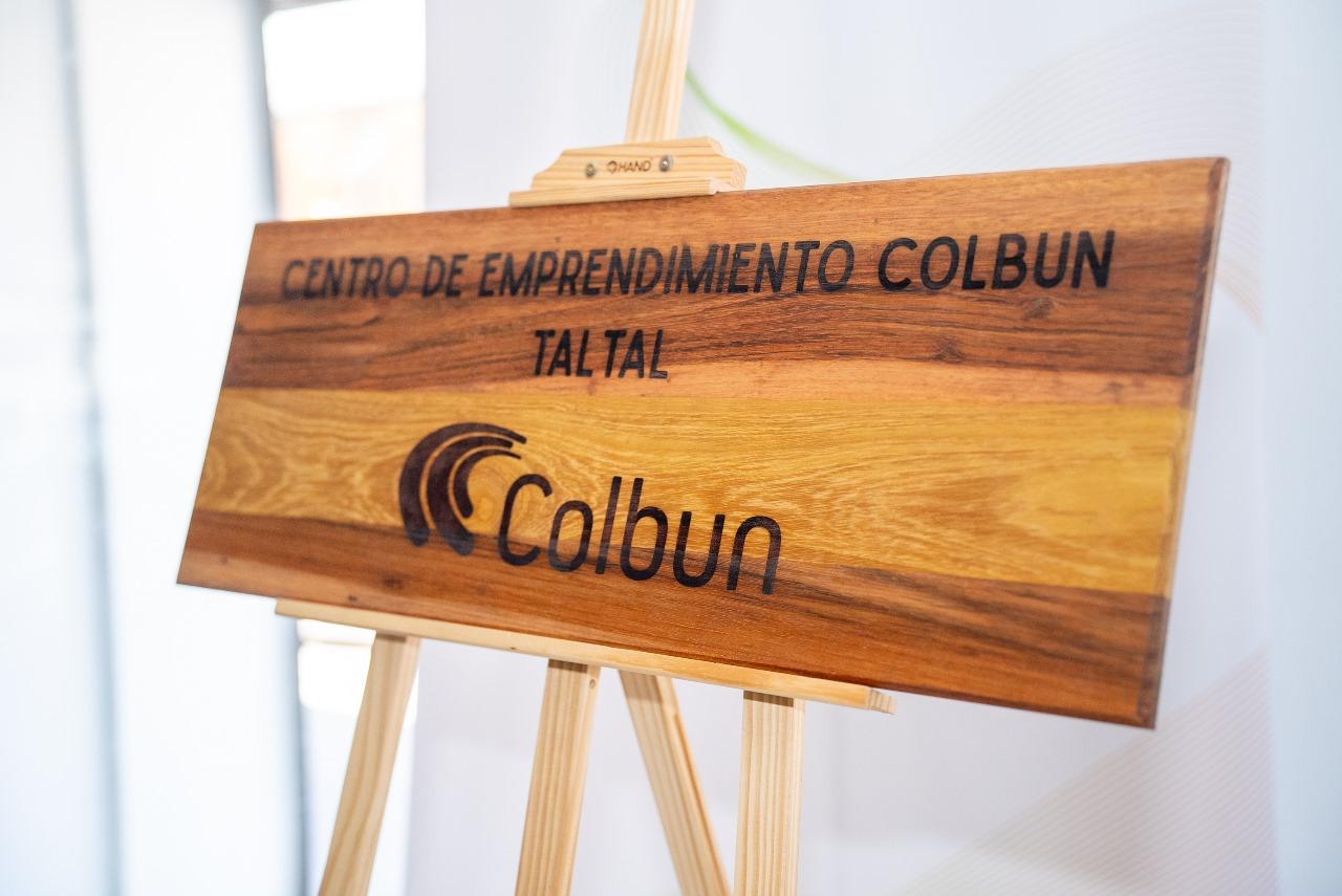 Estudiantes y vecinos de Taltal participando en la jornada de limpieza de playas 2025, organizada por la municipalidad junto a instituciones públicas y privadas.