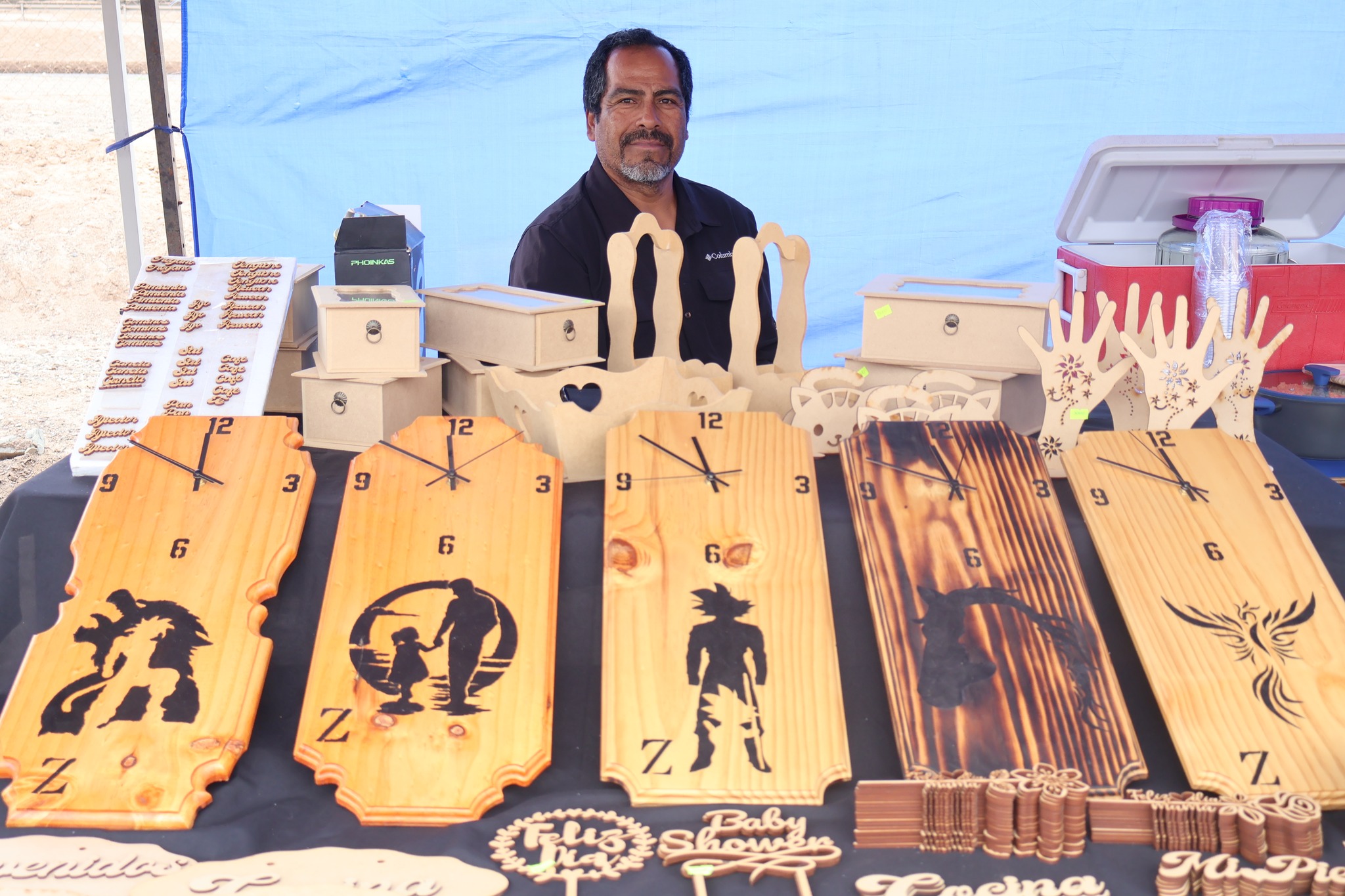 Artesano local exhibe relojes y trabajos en madera durante la Feria Costumbrista AgroTaltal 2025.