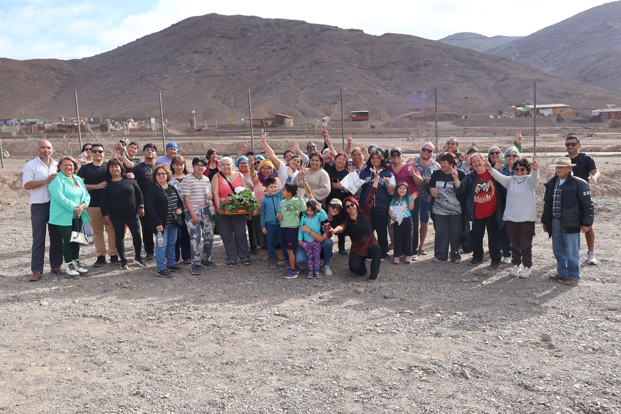 IMG_4955 Vecinos y niños observan a los perritos en adopción junto al equipo de la Oficina de Bienestar Animal durante la jornada en la Plaza Prat de Taltal.