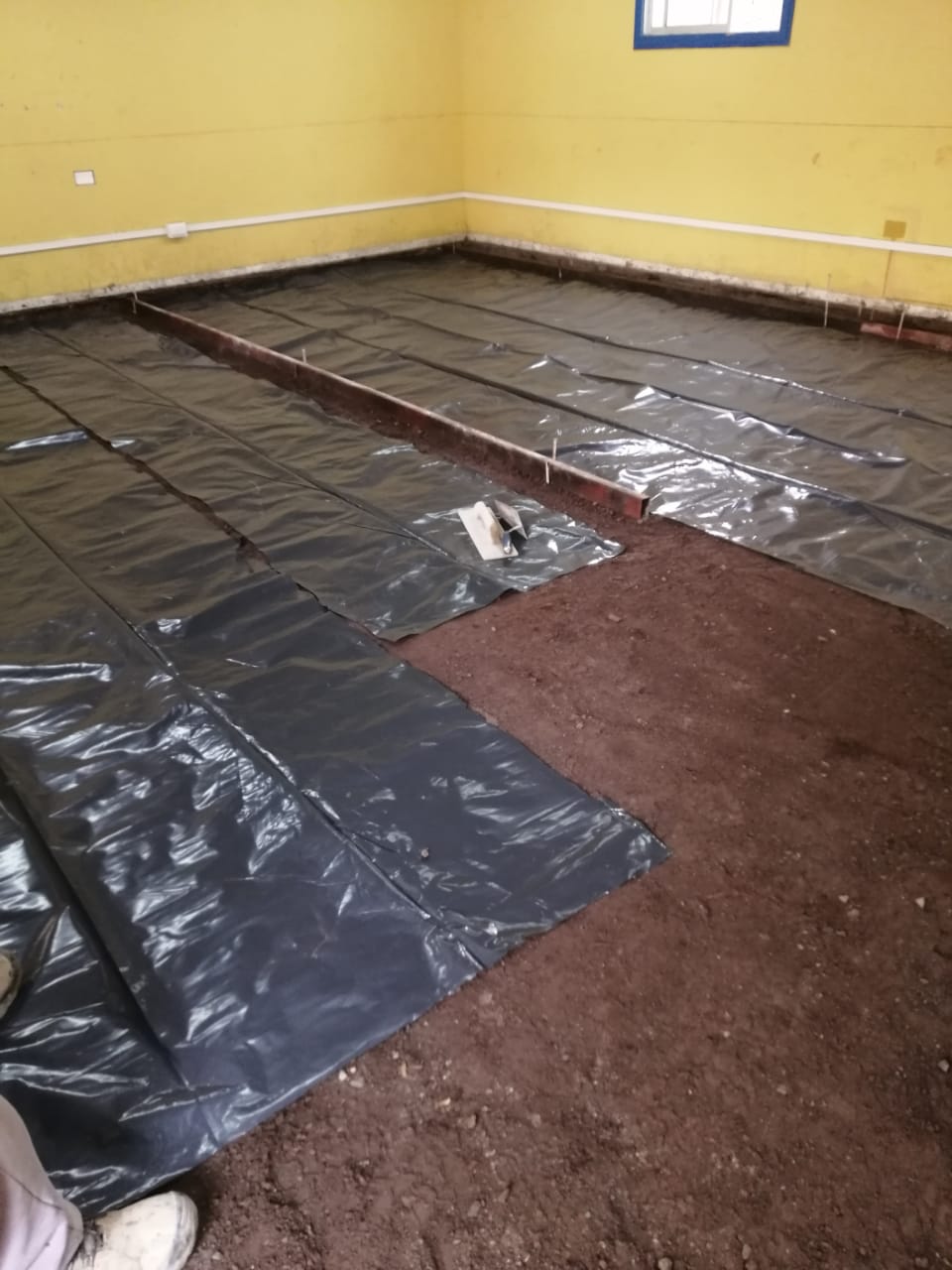 Etapa de instalación de aislante y estructura base para el nuevo piso del recinto CAD.