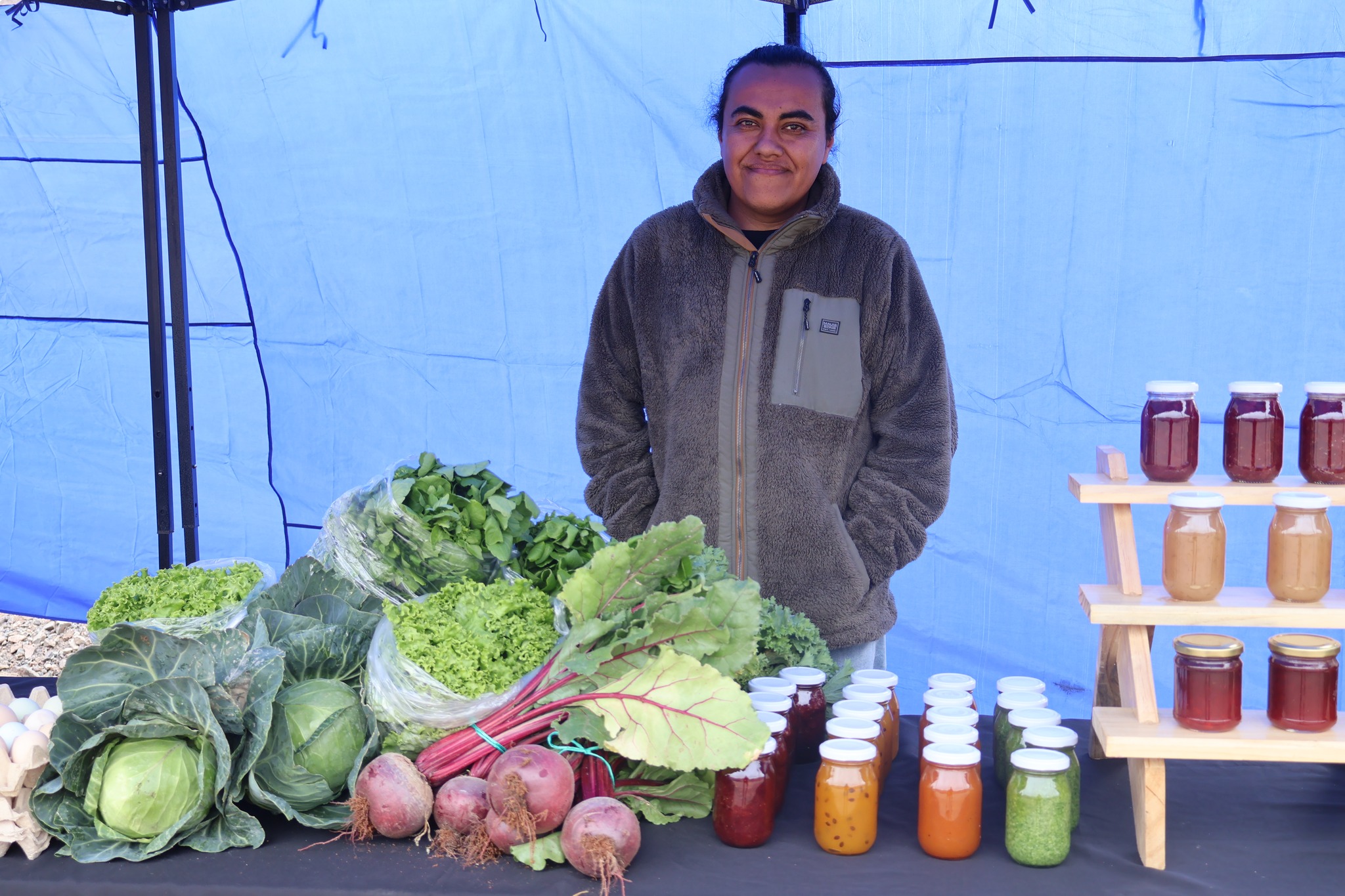 Agricultor rural de Taltal presenta betarragas, lechugas y conservas caseras elaboradas en su huerto familiar.