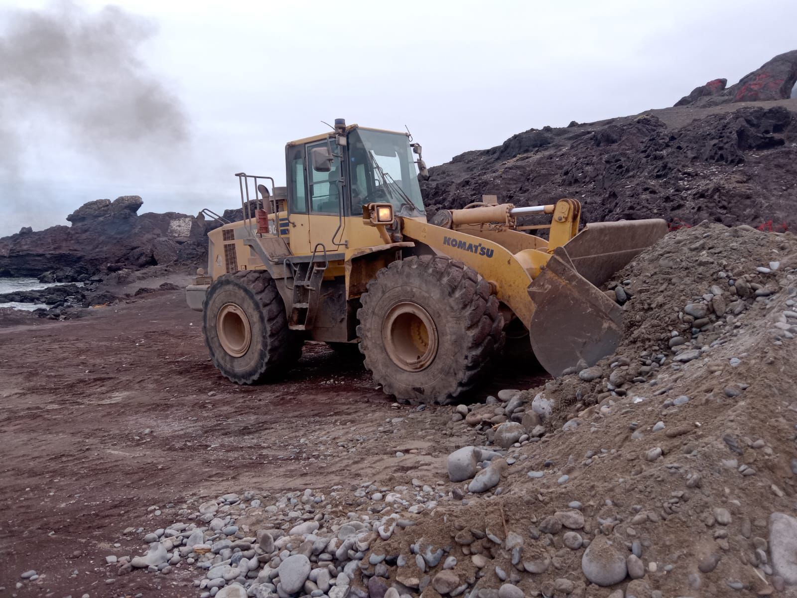 Maquinaria pesada en labores de retiro de material y limpieza del litoral.