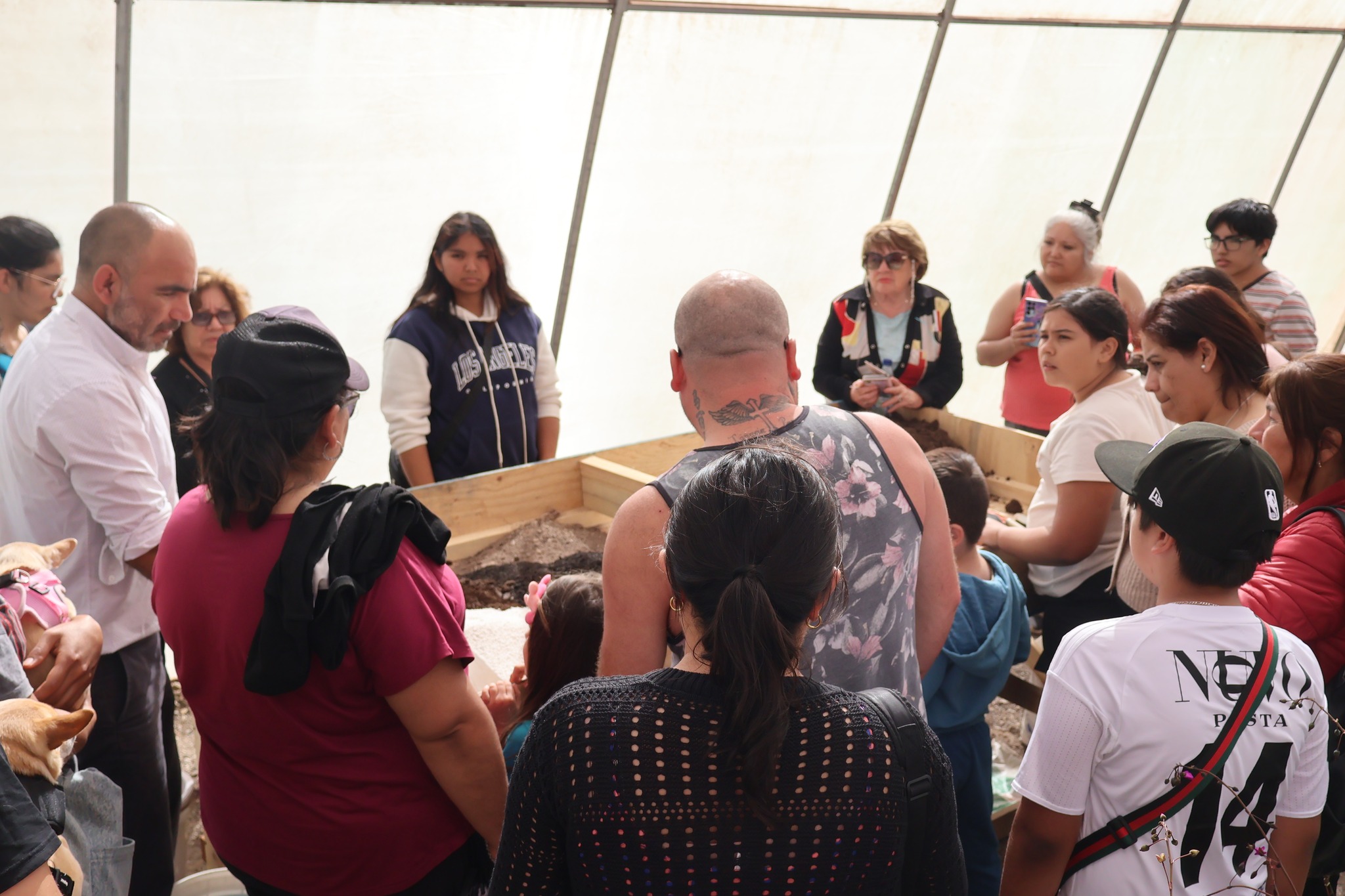 El agricultor Carlos Iriarte enseña sobre manejo de suelos y plantación en el taller práctico realizado durante AgroTaltal 2025.