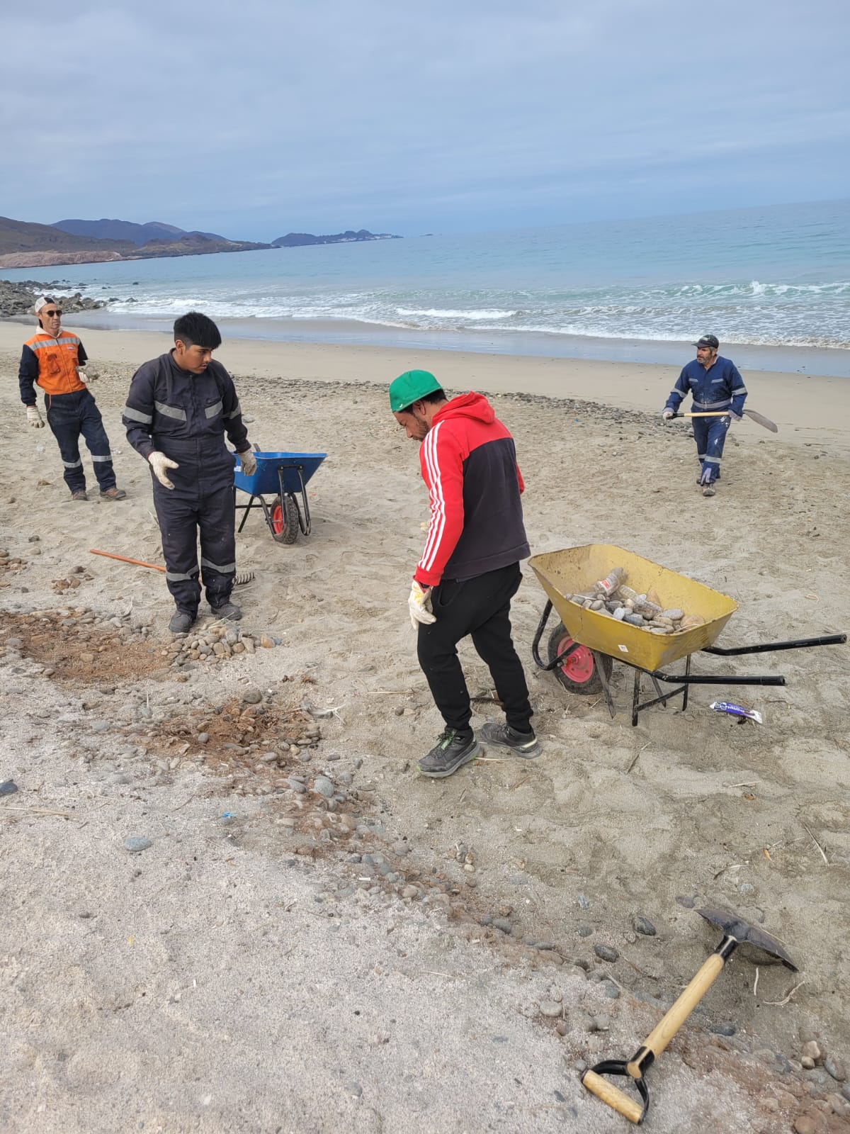 Cuadrillas municipales retiran piedras y residuos de la orilla.