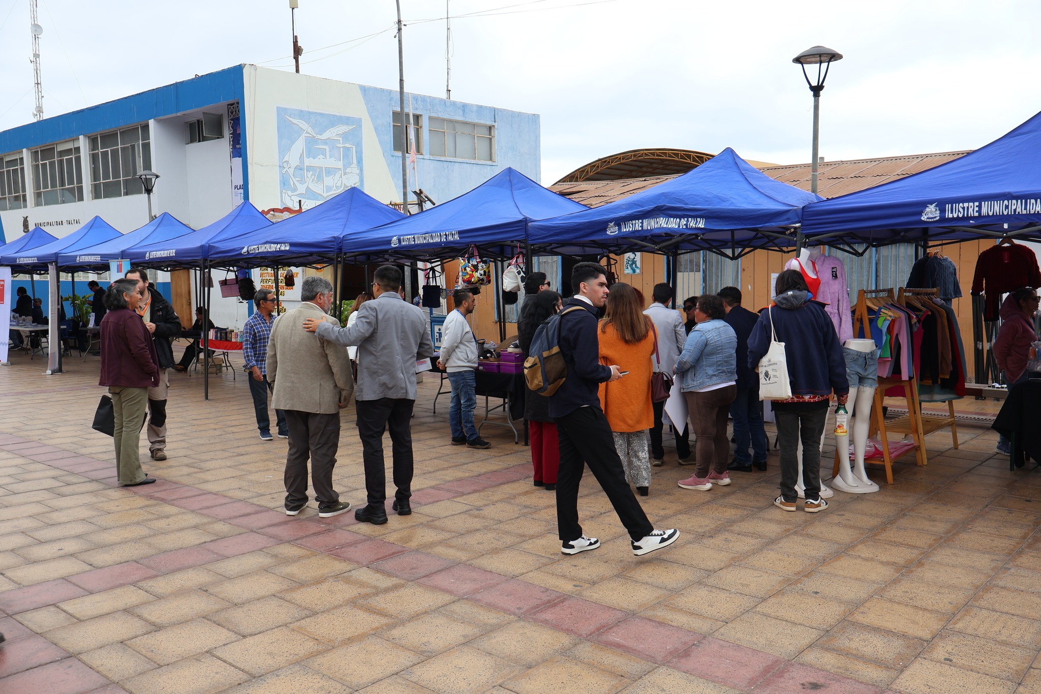 Vista panorámica de la Feria de las MiPymes y Cooperativas 2025 en la Plaza Prat de Taltal.